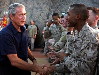 Bush (izquierda) saluda a los soldados de la base de Al Asad, en la provincia iraquí de Al Anbar, el lunes pasado.