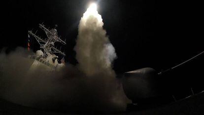 El destructor estadounidense USS Porter lanza un misil contra Siria.