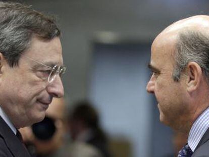 El presidente del BCE, Mario Draghi (izquierda) y el ministro de Econom&iacute;a, Luis de Guindos, en una foto de archivo.