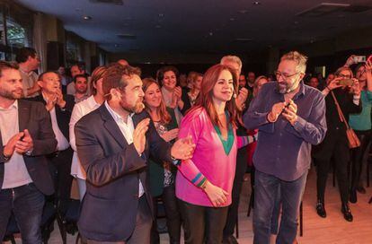 Silvia Clemente, exdirigente del PP, en un acto de las primarias, acompañada de Miguel Gutiérrez (izquierda) y Juan Carlos Girauta (derecha).