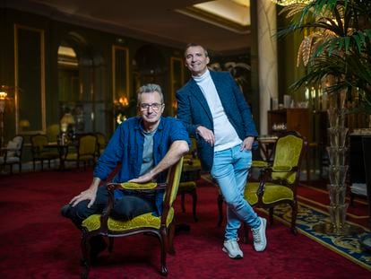 Mariano Barroso y Alejandro Hernández, creadores de la serie 'Los Farad', el 1 de diciembre en un hotel de Madrid.