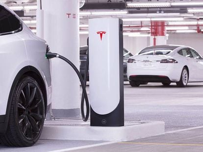 Tesla quiere poner sus súper cargadores en el parking de tu oficina