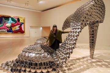 Joana Vasconcelos, junto a su obra 'Marilyn', de 2011, realizada con ollas y tapas de aluminio.