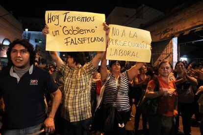 Decenas de personas marchan para protestar contra el gobierno del presidente de Paraguay,