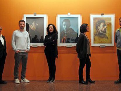 De izquierda a derecha, los fotógrafos Jordi Socías, Benoît Mauduech, Isabel Muñoz, Sofía Moro y Alfredo Cáliz.