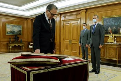 El catedrático de Ciencia Política Joan Subirats ha prometido este lunes su cargo como nuevo ministro de Universidades ante el rey Felipe VI, en un acto que ha tenido lugar en el salón de audiencias del Palacio de la Zarzuela.