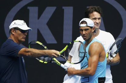 Toni Nadal junto a Rafael y Carlos Moy&aacute;, en Australia.