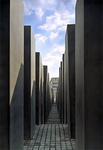 Vista del monumento en la que se aprecia el pavimento de adoquines incorporado entre los 2.700 bloques de hormigón por el arquitecto Peter Eisenman.