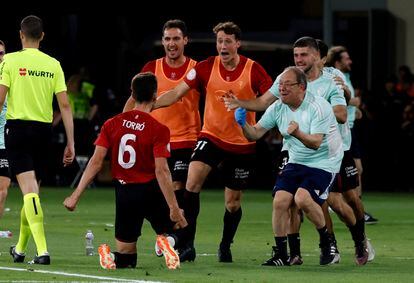 Torró celebra su gol con el banquillo de Osasuna.