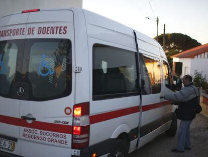 Imagen de archivo de una ambulancia en el hospital de Bombarral (Portugal), el 3 de diciembre de 2013. 