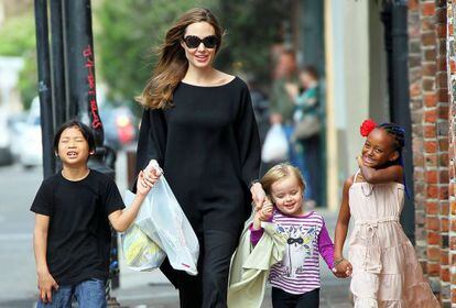 Angelina Jolie con tres de sus hijos, Pax, Zahara y Vivienne. 