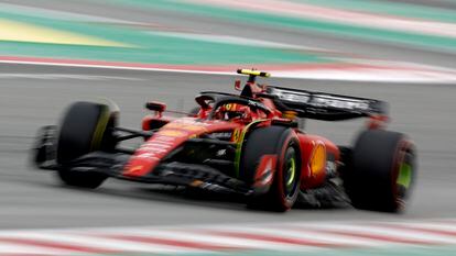 El piloto español de Ferrari, Carlos Sainz, durante la tercera sesión de entrenamientos libres del Gran Premio de España de Fórmula 1 en el Circuito de Montmeló (Bacelona).