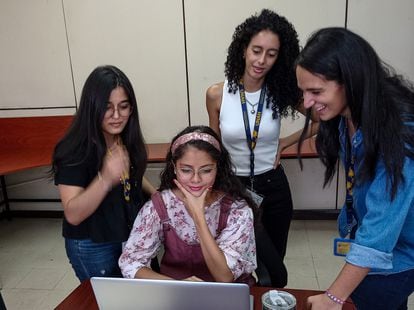Cuatro de las cinco estudiantes de la Universidad Nacional Autónoma de Honduras (UNAH) a cargo de sacar adelante el satélite Morazán, el tercero de la región centroamericana