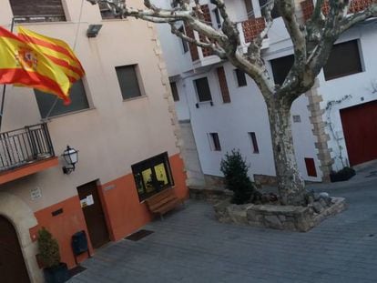 La bandera de Espa&ntilde;a ondea en la fachada del Ayuntamiento de Pontons.