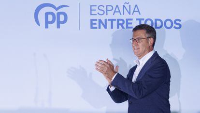 El líder del Partido Popular, Alberto Núñez Feijóo, celebra la victoria del partido en la sede nacional del PP.