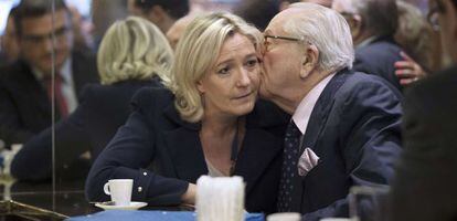 Jean-Marie Le Pen besa a su hija Marine, el viernes en un caf&eacute; de Par&iacute;s.