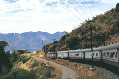 Existe una alternativa al conocido y lujoso Blue Train (Tren Azul), un hotel de cinco estrellas sobre raíles que une Pretoria, Johannesburgo y Ciudad del Cabo. Es el Trans-Karoo Express, que es como se sigue conociendo coloquialmente a la que actualmente es la sección entre Johannesburgo y Ciudad del Cabo operada por Shosholoza Meyl (una subdivisión de la Agencia de Ferrocarriles de Pasajeros de Sudáfrica). Las comodidades son menores (y las ventanas, demasiado pequeñas, según las críticas de algunos turistas) pero, a cambio, los viajeros conviven con sudafricanos que van y vienen por su país. El trayecto es de 26-27 horas (se pernocta en el tren), y cuesta unos 200 euros. En la imagen, el convoy en Nuwekloof Pass, cerca del valle de Tulbagh. Más información: <a href="http://www.shosholozameyl.co.za/" target="_blank">www.shosholozameyl.co.za</a>