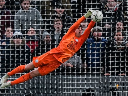 Kepa para un remate del Tottenham durante las semifinales de Copa de la LIga.