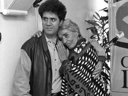 El director de cine Pedro Almod&oacute;var con la cantante durante un acto celebrado en la Cadena SER en el a&ntilde;o 1993
