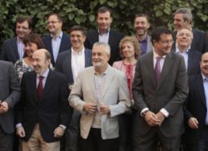 El l&iacute;der del PSOE, Alfredo P&eacute;rez Rubalcaba (i), posa en la foto de familia momentos antes del inicio de la reuni&oacute;n del Consejo Territorial con los &quot;barones&quot; de su partido.