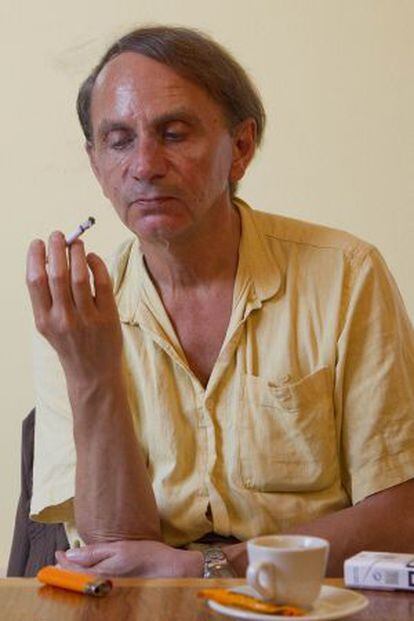 El escritor Michel Houllebecq posa en una sala del Instituto Francés de Barcelona.