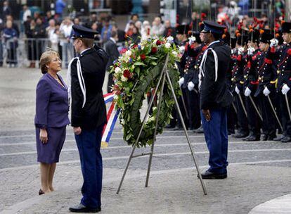 Bachelet deposita flores ante un monumento a los caídos, ayer en Amsterdam