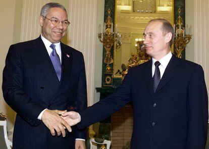 Powel estrecha la mano del presidente ruso Vladímir Putin, durante su reunión en el Kremlin en Moscú, el 10 de diciembre de 2001.