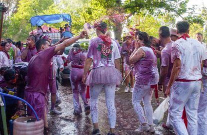 Unos 40.000 litros de vino, según datos de la organización, volaron en los Riscos de Bilibio, en una jornada en la que alrededor de 5.000 personas recuperaron, tras dos años sin poder celebrarse, la tradicional Batalla del Vino de Haro.