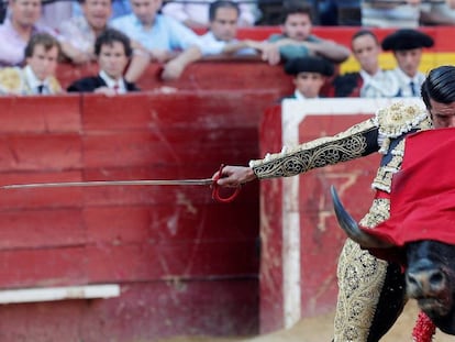 El diestro Emilio de Justo da un pase a su primer astado durante el tercer festejo de la Feria de Julio de València. 