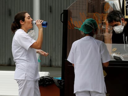 Personal sanitario descansa y se hidrata en los exteriores del hospital de campaña de Ifema, el pasado viernes en Madrid.