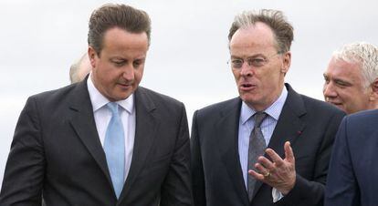 David Cameron y el director de la empresa estatal francesa EDF, Vincent de Rivaz, visitan el lugar en el que se construirá la nuclear Hinkley Point C.