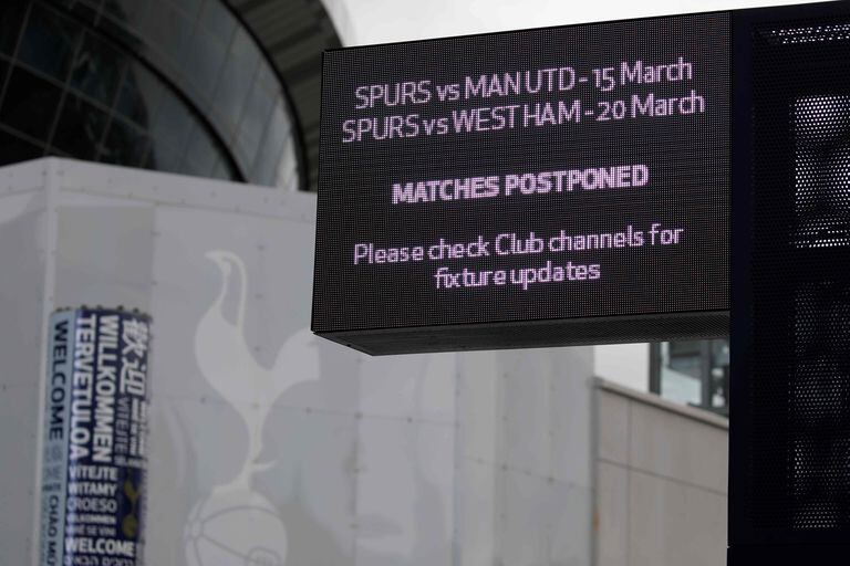 Carteles alrededor del Tottenham Stadium informan de la suspensión de los partidos.