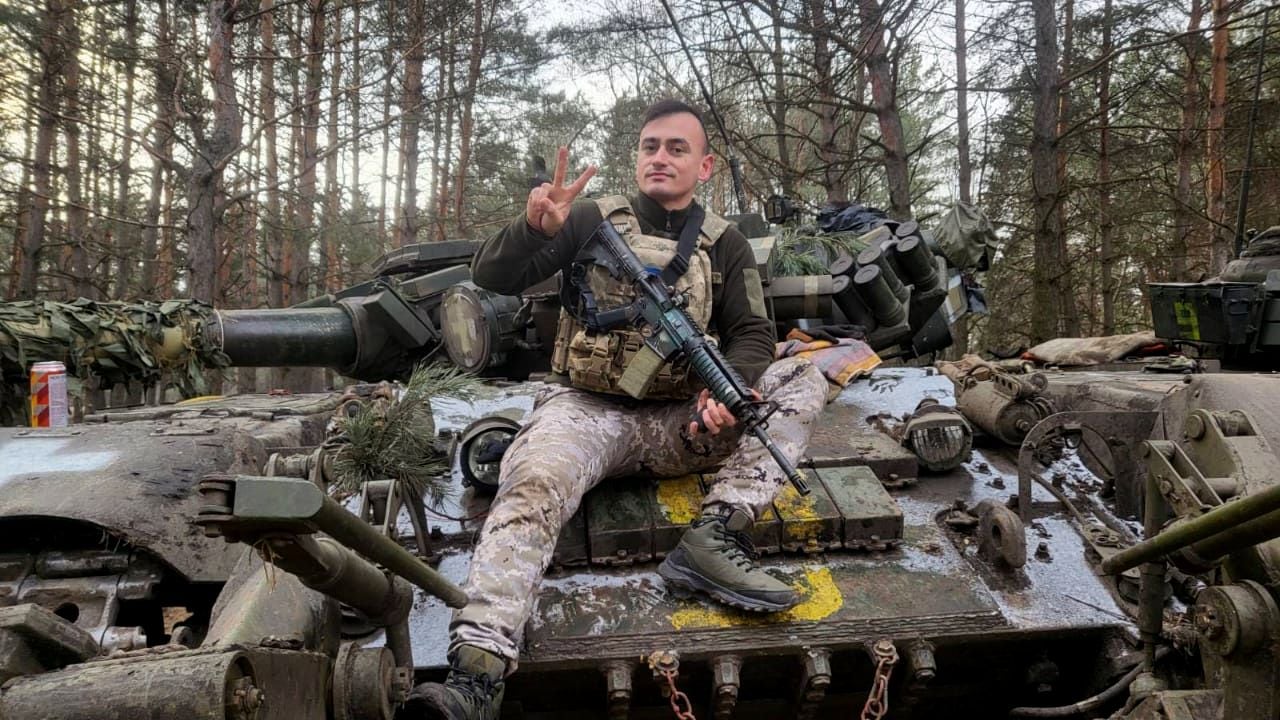 Fabián Coy posa sobre un tanque en una posición en el este de Ucrania, en una imagen cedida.