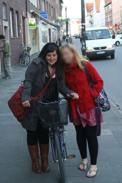 Clara Zapater, a la izquierda, acompañada de una amiga.