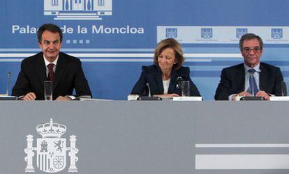 Rodríguez Zapatero y Elena Salgado, junto al presidente de Telefónica, César Alierta, durante la pasada reunión en La Moncloa con los mayores empresarios del país el 26 de marzo.