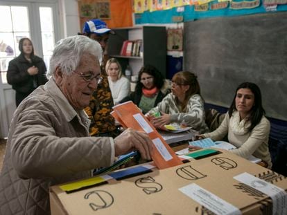 Un hombre emite un voto en un colegio electoral durante las elecciones primarias en San Eduardo, Argentina.