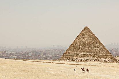Una de las tres pirámides de Giza, con la ciudad de El Cairo al fondo.