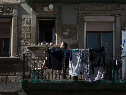 Una mujer toma el sol en su balcón durante el confinamiento de 2020.