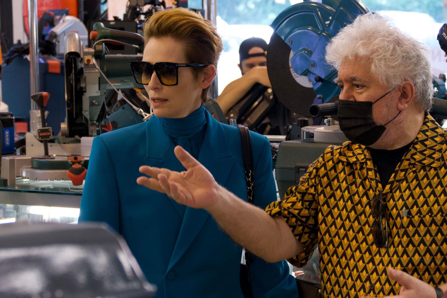 Tilda Swinton y Pedro Almodóvar, en el rodaje de 'La voz humana'.