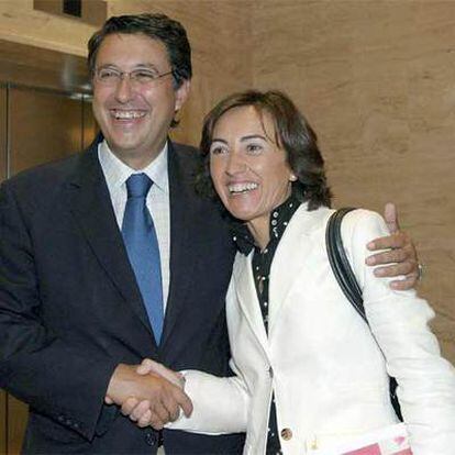Rosa Aguilar y Rafael Blanco, tras anunciar el pacto de Gobierno.