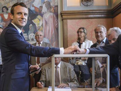 Emmanuel Macron vota aquest diumenge a Le Touquet, al nord de França.