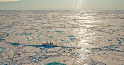 El rompehielos alemán 'Polarstern', de la misión MOSAIC, varado en la banquisa ártica.