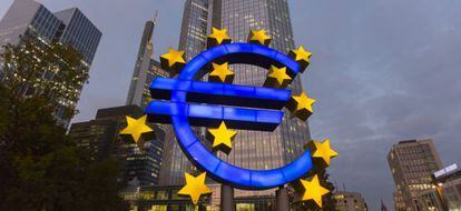 Monumento al euro ante la sede del BCE.