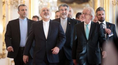 El ministro iraní de Exteriores, Mohammad Javad Zarif (segundo por la izquierda), antes de una reunión sobre el pacto nuclear en Viena.