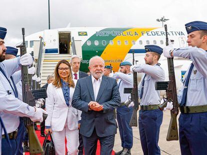 Imagen del presidente brasileño Lula da Silva y su esposa Rosangela, a su llegada al aeropuerto de Lisboa este viernes, publicada en la cuenta de Twitter del mandatario.