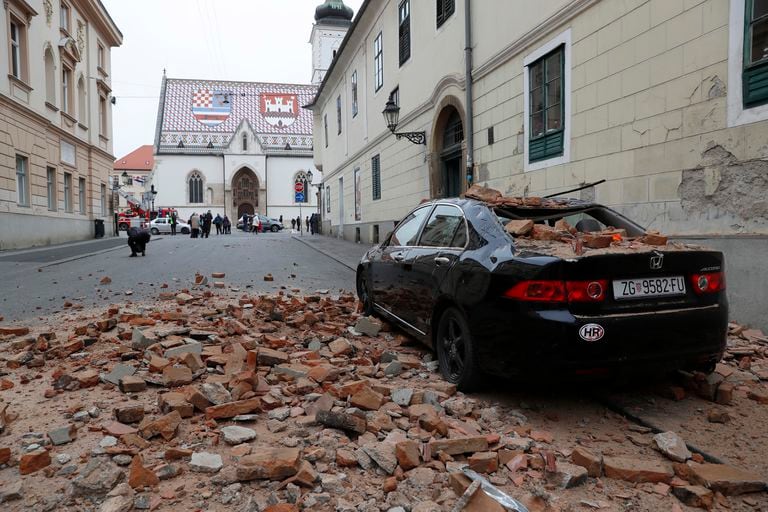 Un coche con ladrillos del derrumbe tras los seísmos, este domingo, en Zagreb.