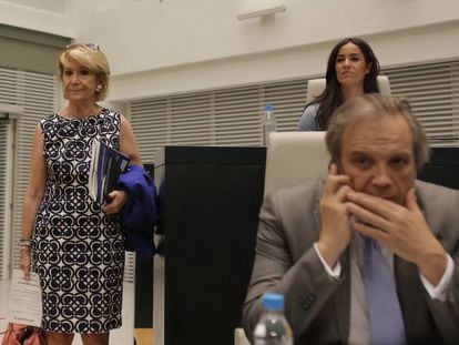 Aguirre, Villacís y Carmona al comienzo del pleno del Ayuntamiento.