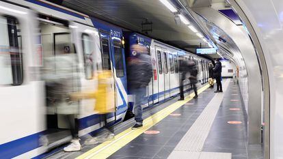Varias personas entran en un vagón de la estación de Metro de Gran Vía, el pasado 5 de enero.