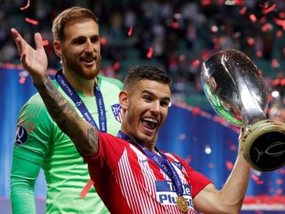 Lucas Hernández celebra en presencia de Oblak la Supercopa de Europa ganada al Real Madrid el pasado mes de agosto.