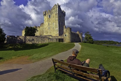 En 2007, Killarney, a orillas del lago Lein, en el parque pacional de Killarney, se ganó el título de Ciudad mejor mantenida de Irlanda. Está situada al suroeste del país, a los pies de sus mayores cimas, y constituye su segundo foco de interés turístico tras Dublín gracias a la catedral de Santa María, el castillo de Ross (en la foto) o la abadía de Muckross. Y también a maravillas naturales como la cascada de Torc.
